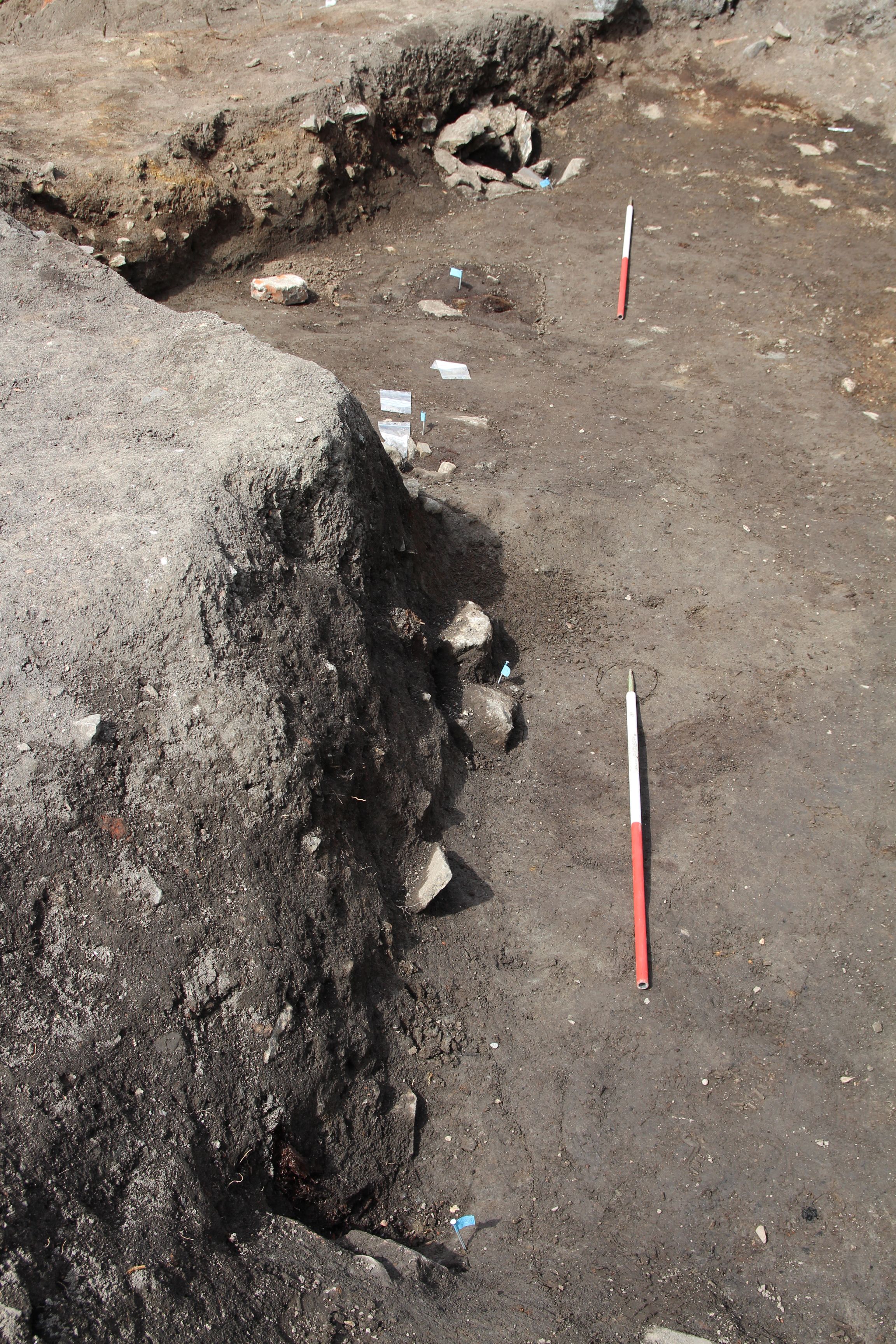Stolpehull under utgraving. Noen er firkantete og steiner kan være fra en steinskoning