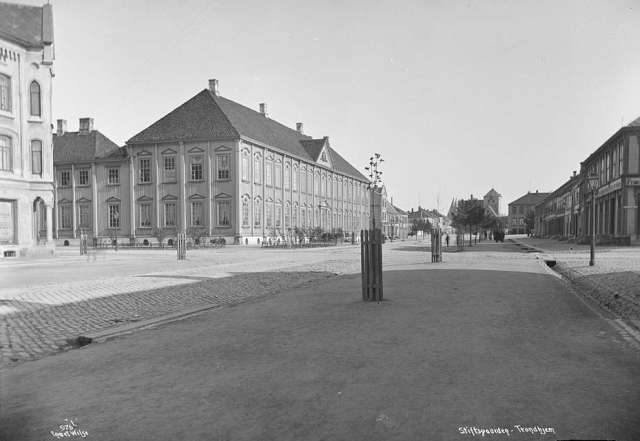 Munkegata med stiftsgården fra ca 1880-1890.