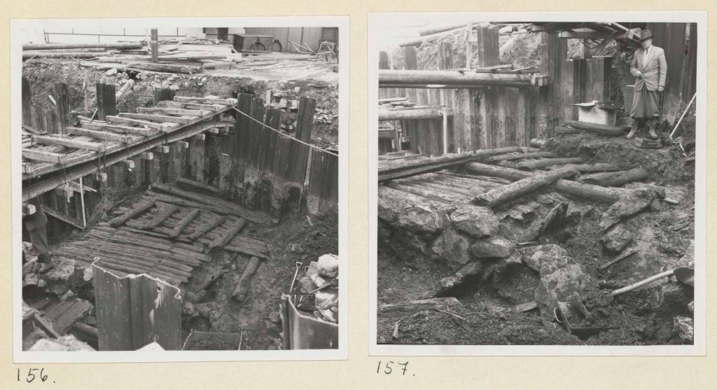 Utgravningen av Bispeallmenningen i 1953. På disse bildene er det yngste nivået av oppbygget gateløp nesten fjernet, og under trer et mer regulært stokkedekke fram. Foto: Bernt Lange, Riksantikvarens arkiv.