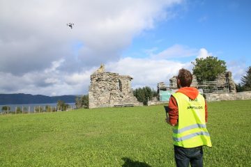 Fig. 1 - Dag-Øyvind fotograferer klosterruinen ved hjelp av drone. Foto: Chris McLees.